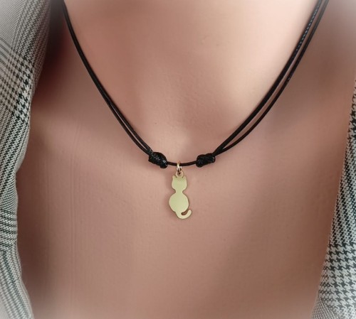 Naszyjnik-minimalistyczny-choker-kotek-z-wlasnym-napisem-na-cienkim-sznurku-stal