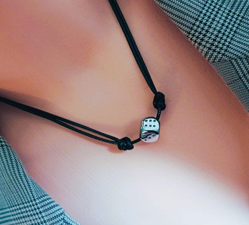 Naszyjnik-sznurkowy-uniseks-z-kostka-do-gry-stal-szlachetna