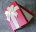 Pudelko-czerwone-z-kokardka