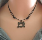 Minimalistyczny Naszyjnik Vintage z Maszyną do Szycia Mosiądz / Różne Kolory 