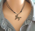 Minimalistyczny Naszyjnik Vintage z Konikiem Mosiądz / Różne Kolory