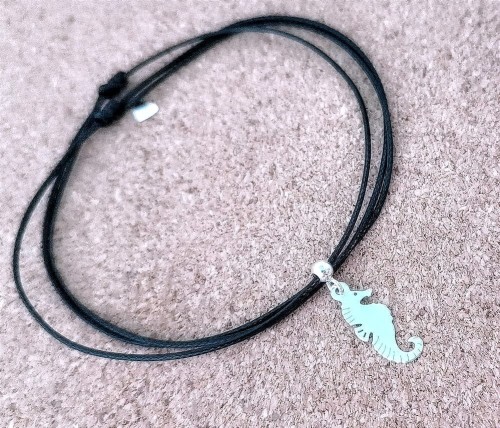 Srebrny-naszyjnik-choker-z-konikiem-morskim-na-cienkim-sznurku-srebro-925