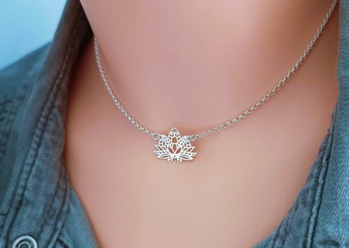 Naszyjnik-srebrny-lancuszek-z-zawieszka-kwiat-lotosu-srebro-925