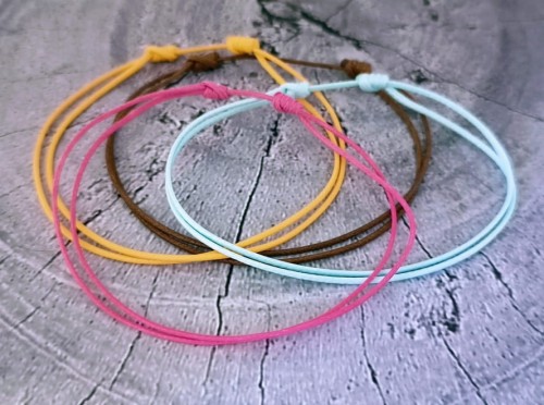 Bransoletka-wodoodporna-na-noge-cienki-sznurek-kolorowa-nitka