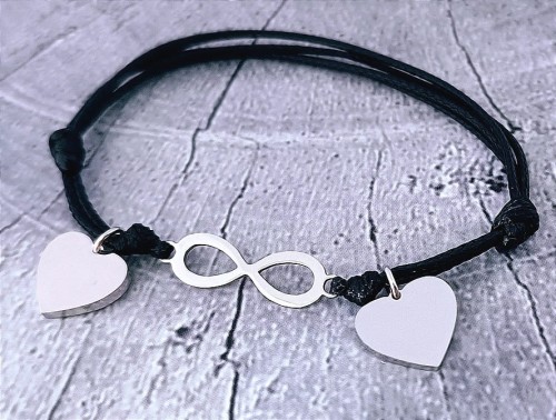 Stalowa-bransoletka-infinity-z-serduszkiem-i-dwa-serca-z-grawerem-na-cienkim-sznurku