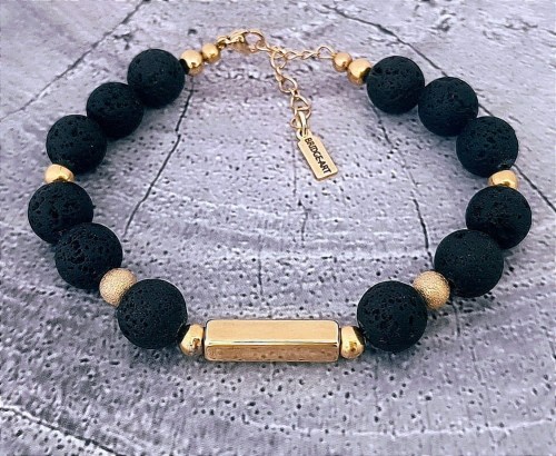 Bransoletka-z-lawy-wulkanicznej-z-personalizowana-zawieszka-stal-pozlacana