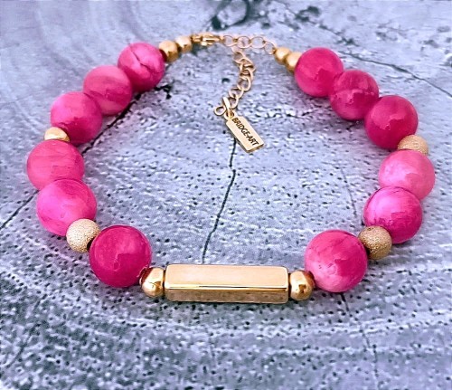 Bransoletka-z-rozowego-jadeitu-z-personalizowana-zawieszka-stal-pozlacana