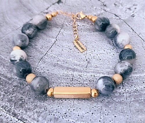 Bransoletka-z-szarego-marmuru-z-personalizowana-zawieszka-stal-pozlacana