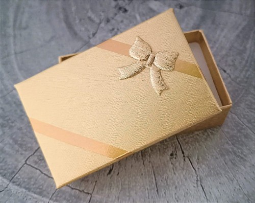 pudelko-zlote-z-kokarda