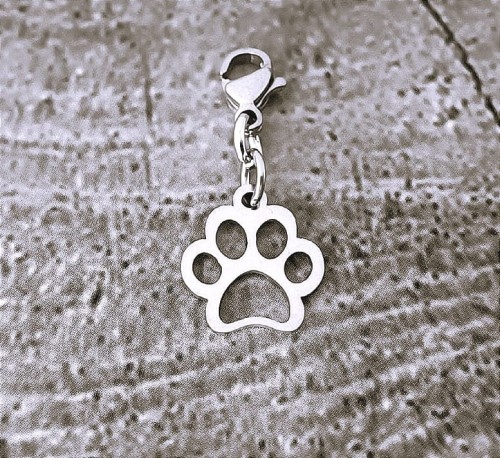 Zawieszka-charm-lapka-kot-pies-stal-tytanowa