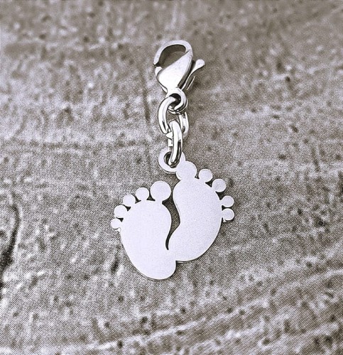 Zawieszka-charm-stopki-z-grawerem-stal-tytanowa