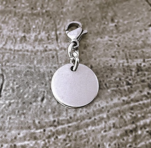 Zawieszka-charm-kolko-z-grawerem-stal-tytanowa