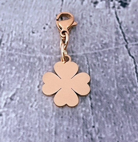 Zawieszka-stalowa-charms-zlota-koniczynka