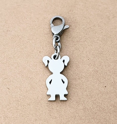 Zawieszka-charm-dziewczynka-z-grawerem-stal-tytanowa