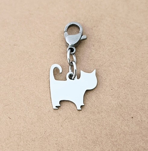 Zawieszka-charm-kotek-z-grawerem-stal-tytanowa