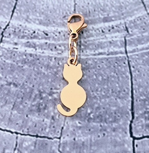 Zawieszka-charm-zloty-kotek-z-grawerem-stal-tytanowa