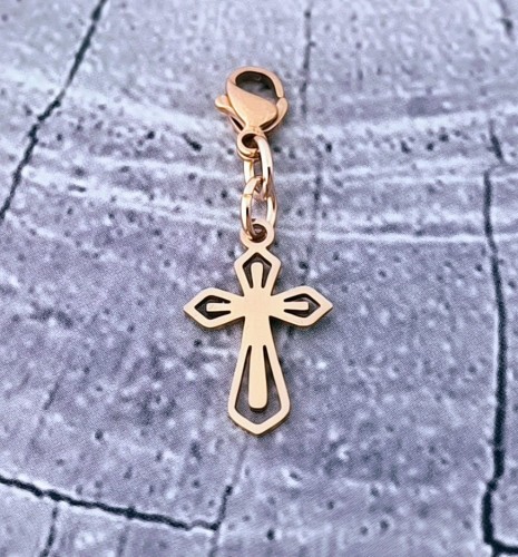 Pozłacana-zawieszka-charm-krzyzyk-stal-tytanowa