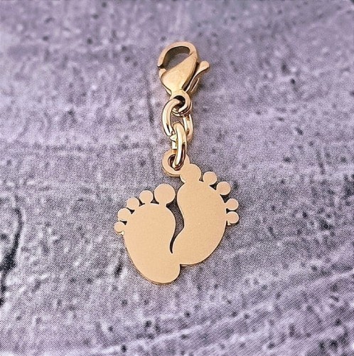 Pozłacana-zawieszka-charm-stopki-z-grawerem-stal-tytanowa-zlota