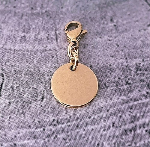 Pozłacana-zawieszka-charm-kolko-z-grawerem-stal-tytanowa-zlota