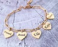 Stalowa-bransoletka-personalizowana-piec-zlotych-serduszek-na-lancuszku-z-imionami