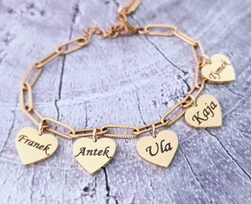 Stalowa-bransoletka-personalizowana-piec-zlotych-serduszek-na-lancuszku-z-imionami