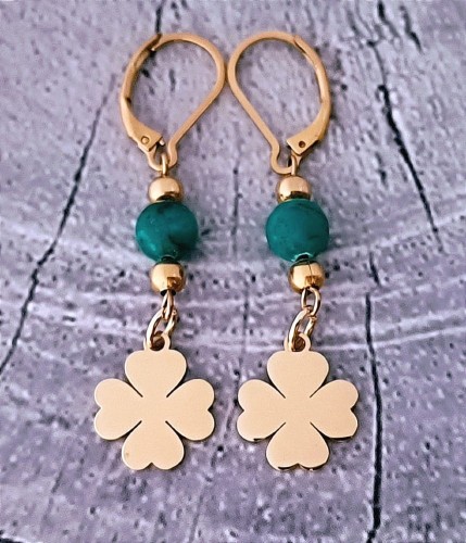 Kolczyki-personalizowane-zlote-koniczynki-z-kamieniem-stal-tytanowa