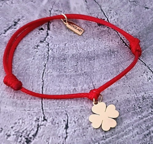 Stalowa-bransoletka-na-sznurku-zlota-koniczynka-z-Twoim-grawerem