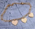 Stalowa-bransoletka-trzy-zlote-serduszka-na-lancuszku-wlasny-grawer