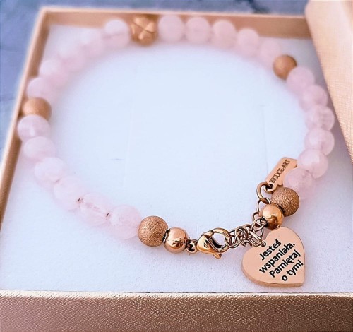 Bransoletka-kwarc-rozowy-z-koniczynka-i-serduszkiem-grawer-gratis