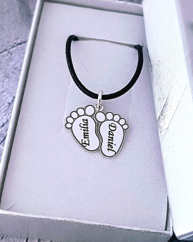 Srbrny-naszyjnik-na-sznurku-stopy-z-imionami-srebro-925