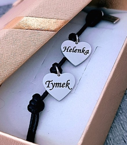 Bransoletka-dwa-serduszka-na-sznurku-z-imionami
