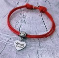 Bransoletka-charms-serce-z-grawerem-na-grubym-sznurku