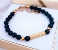 Bransoletka-z-naturalnego-czarnego-onyksu-ze-slupkiem-grawer-gratis