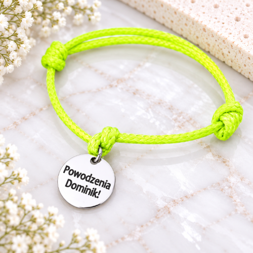 Personalizowana-bransoletka-kolko-z-Twoim-napisem-na-grubym-sznurku-stal-tytanowa